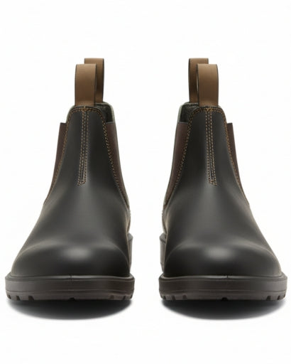 Bottines Chelsea portées, languette arrière pour enfiler