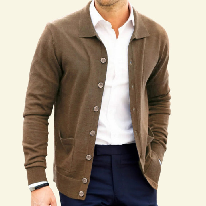 Brązowy kardigan męski z guzikami i kołnierzem koszulowym w eleganckim stylu — Lubomirske