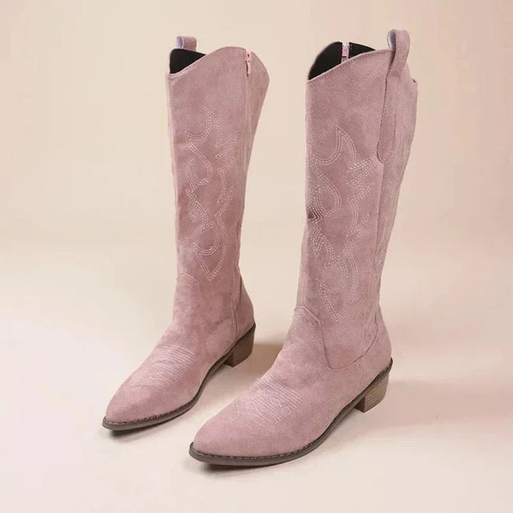 Bottes cowgirl Lucetta pour femme, broderies travaillées et talon bas confortable adapté aux tenues automnales.
