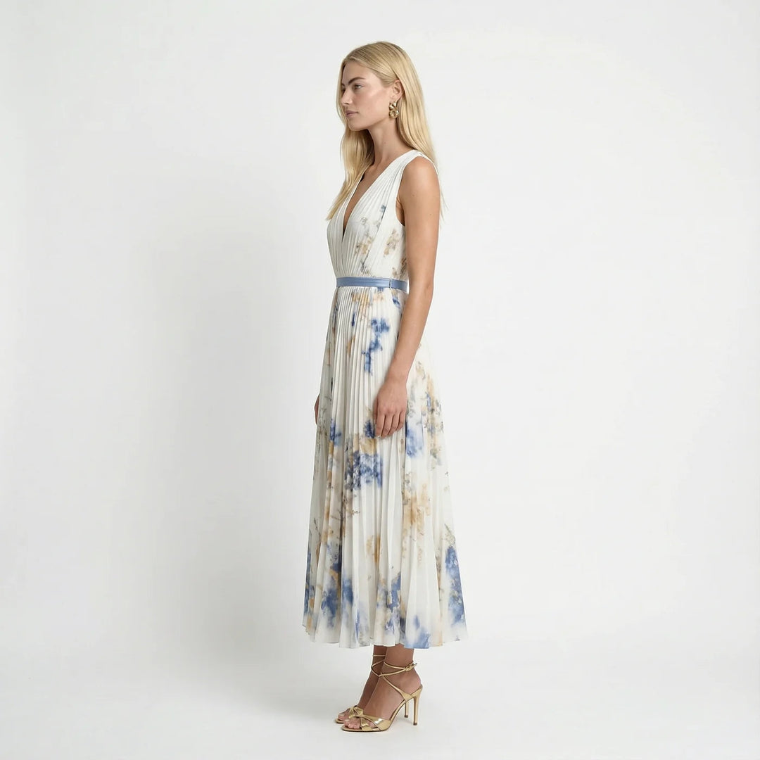 Sleeveless V-neck floral pleated maxi dress in White, side view